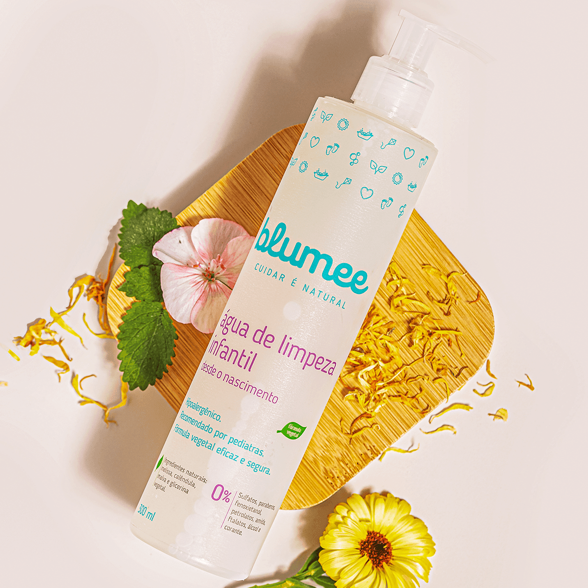 Água de Limpeza Blumee 300ml sobre tábua de madeira com flores e ervas naturais