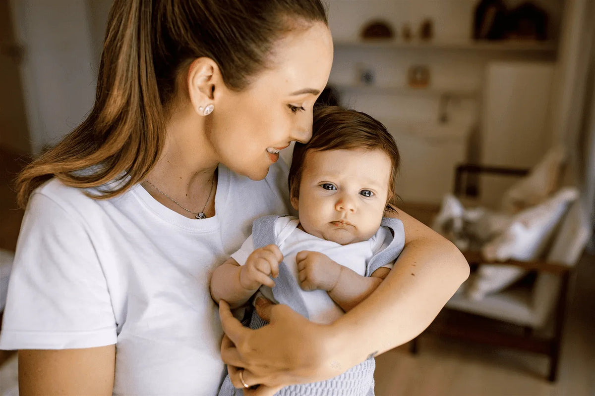 Mãe com bebê no colo