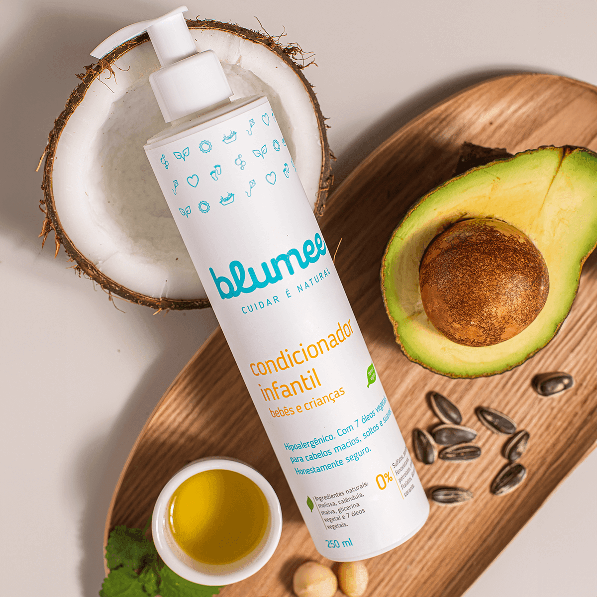 Condicionador Infantil Blumee 250ml ao lado de coco e abacate, ingredientes naturais