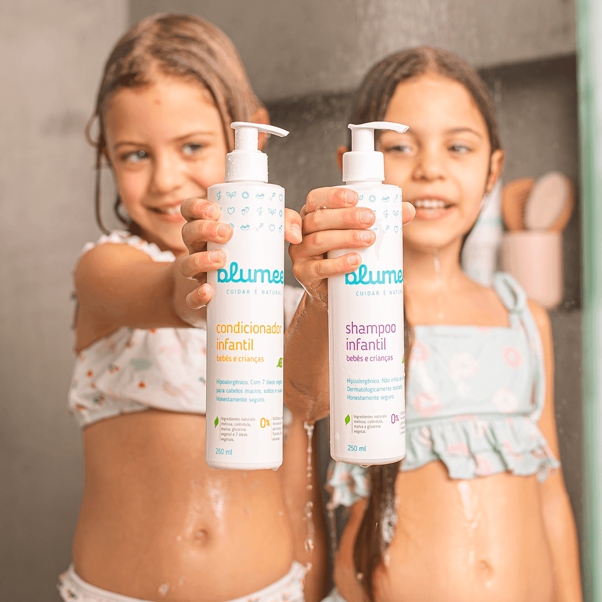 Condicionador Infantil Blumee 250ml em still com coco e abacate sobre madeira