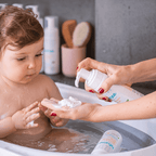 Bebê sendo lavado com espuma no cabelo durante o banho, cuidado suave Blumee