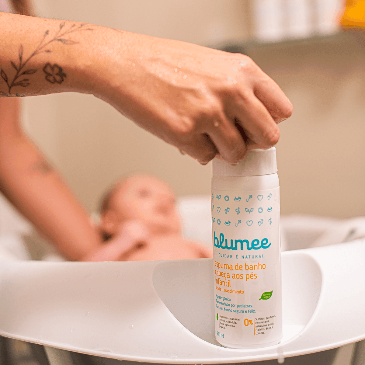 Mãe cuidando do recém-nascido durante a troca de fralda com produtos Blumee