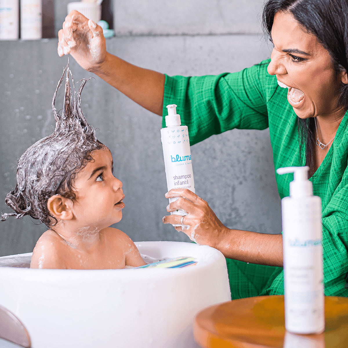 Shampoo Infantil Blumee 250ml em still com flor e pétalas naturais